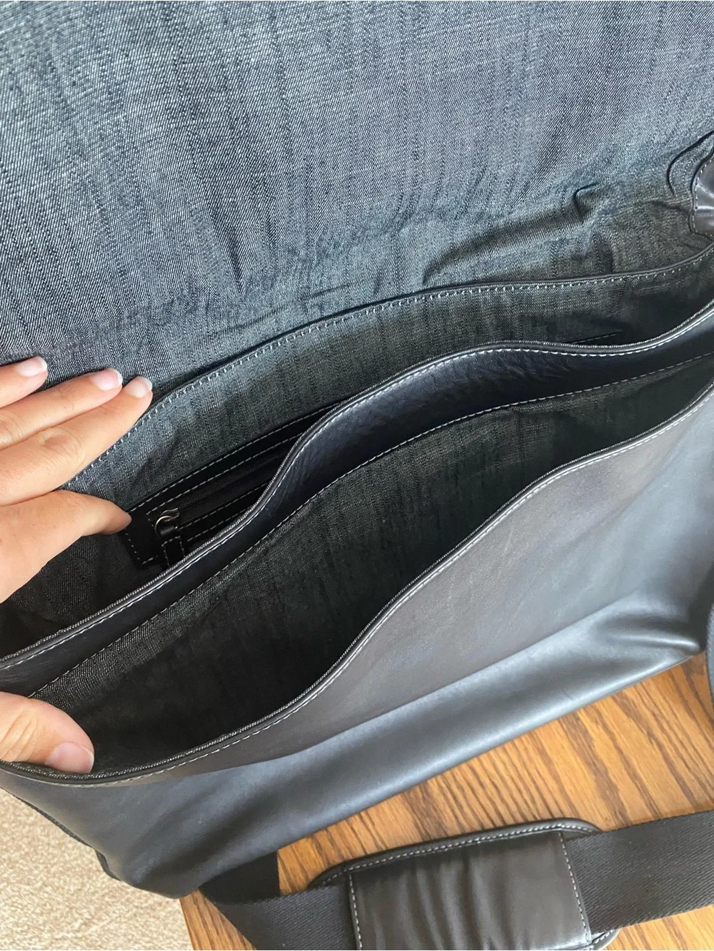 Levenger Black Leather Messenger Bag with Wide Strap